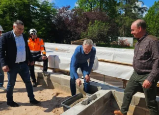 EJS osales jahilossi nurgakivi paigaldamisel