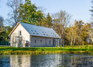 Saadaval on veel mõned majutuskohad Kamari lähedal